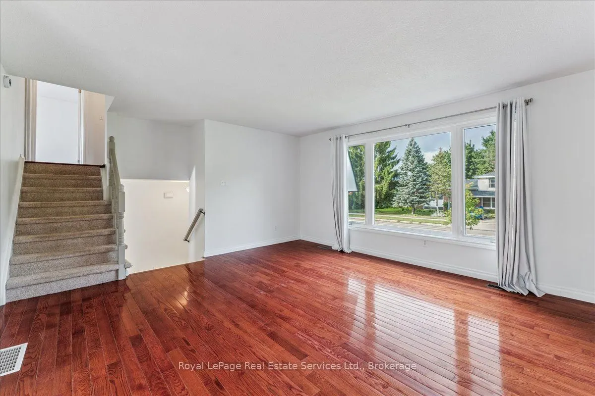 15 Queensdale Crescent