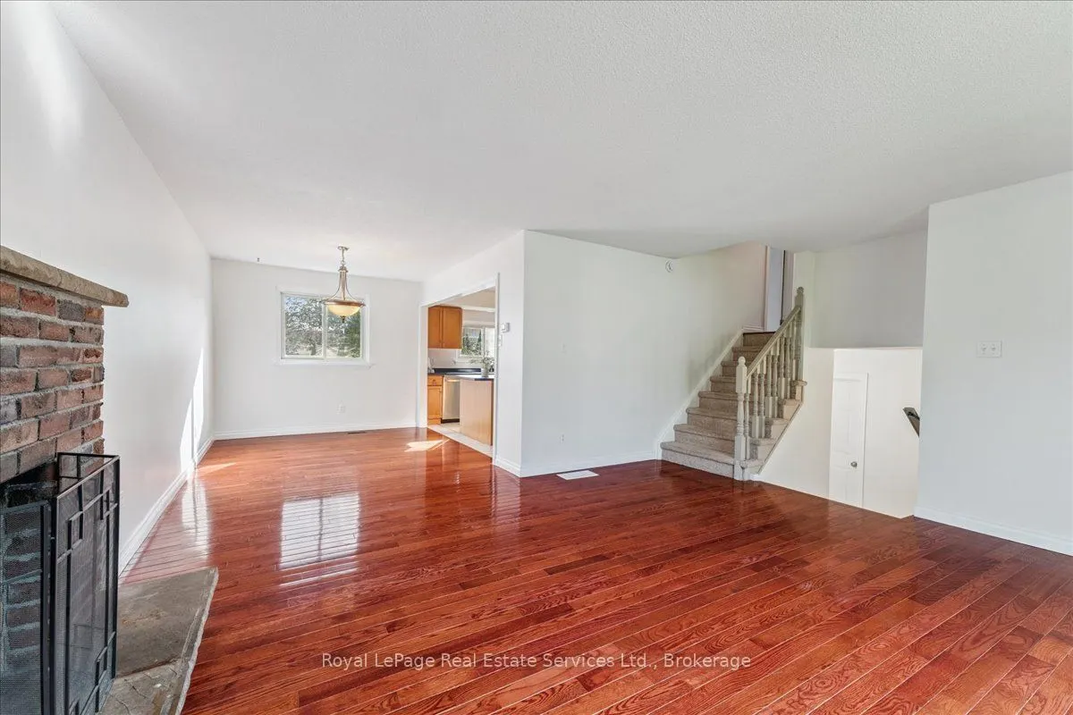 15 Queensdale Crescent