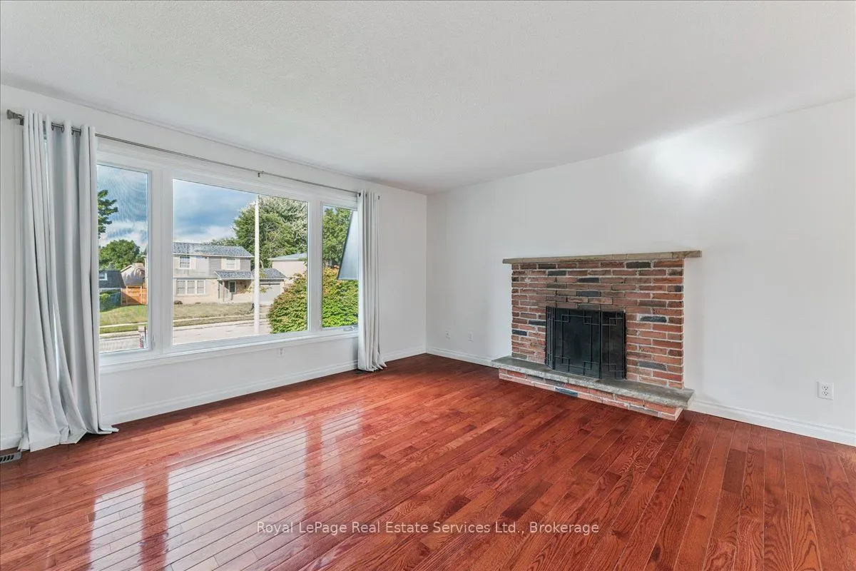 15 Queensdale Crescent