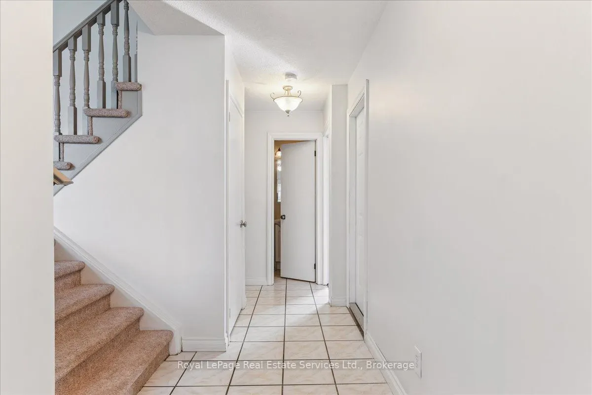 15 Queensdale Crescent