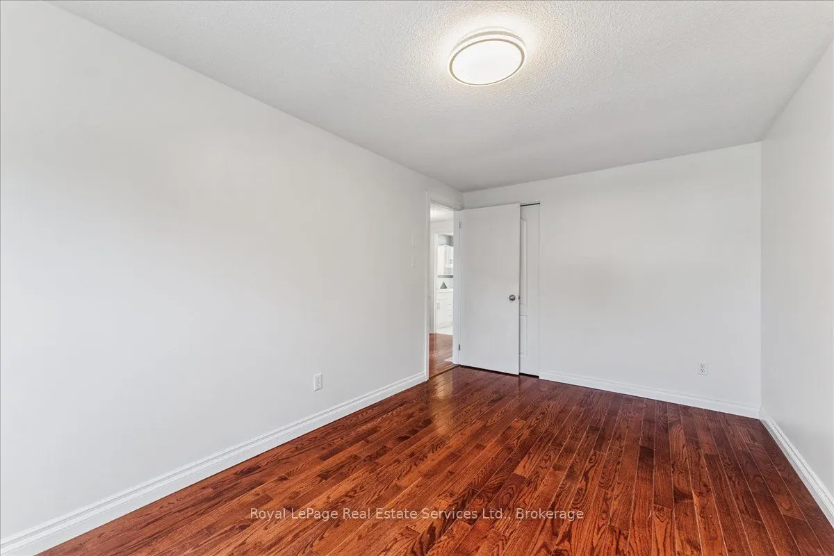 15 Queensdale Crescent