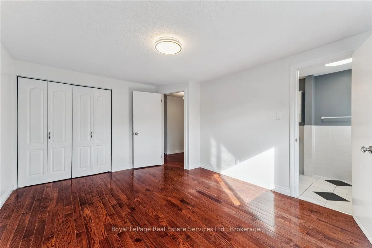 15 Queensdale Crescent