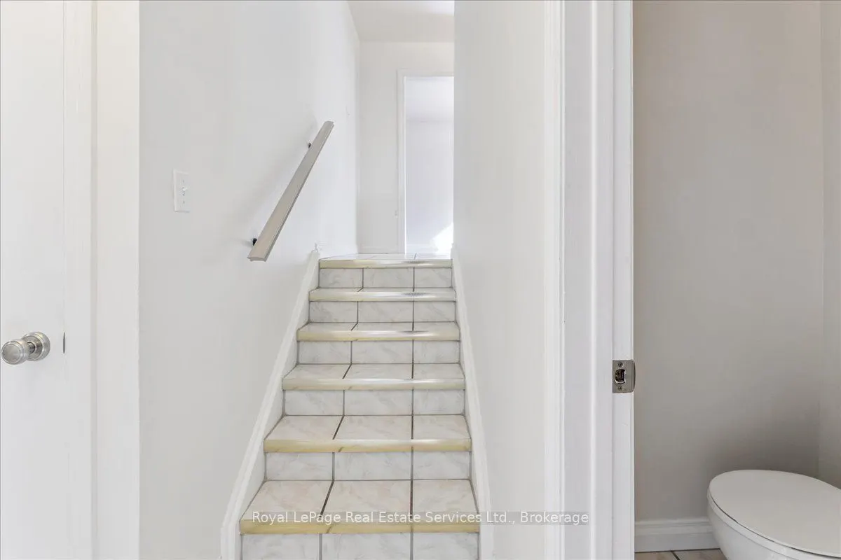 15 Queensdale Crescent