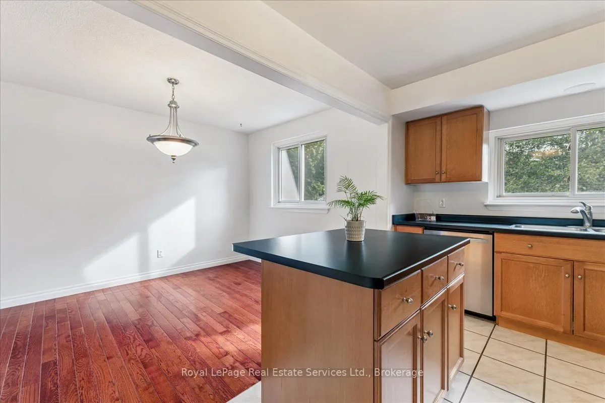 15 Queensdale Crescent