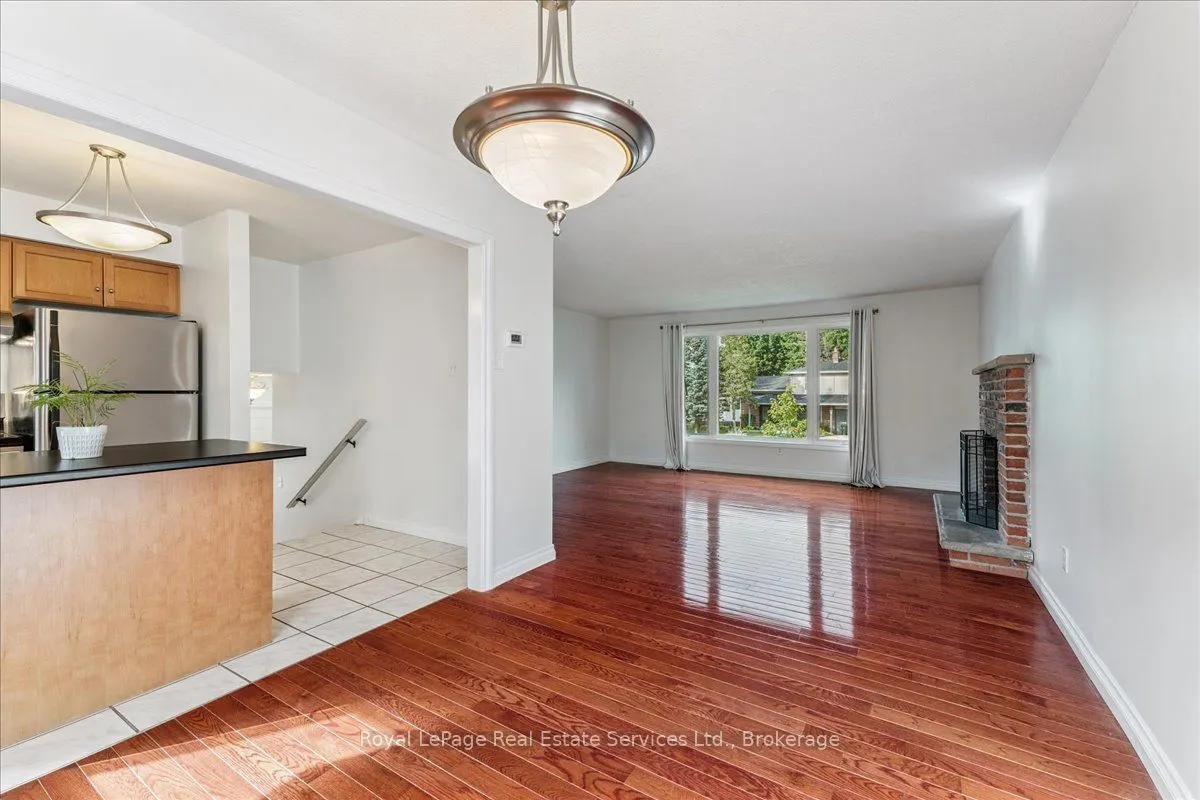 15 Queensdale Crescent