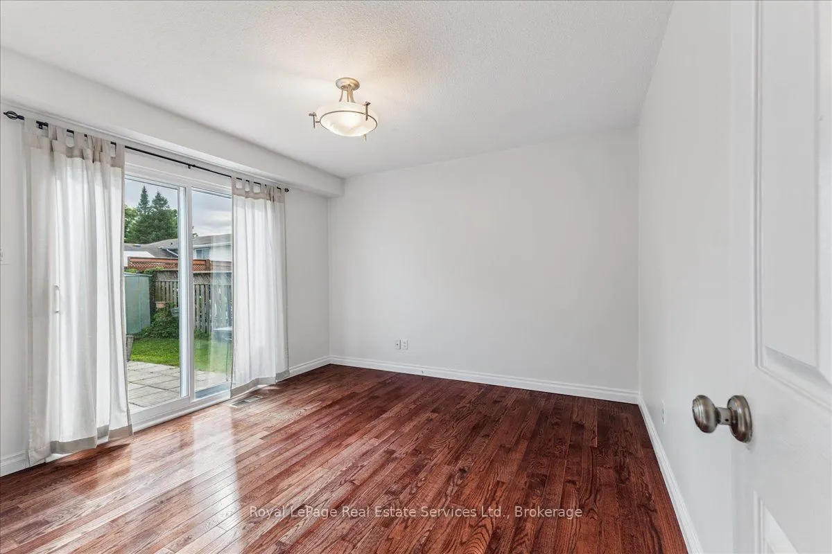 15 Queensdale Crescent