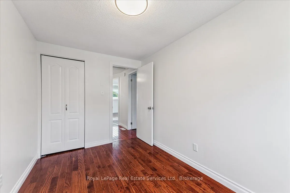 15 Queensdale Crescent