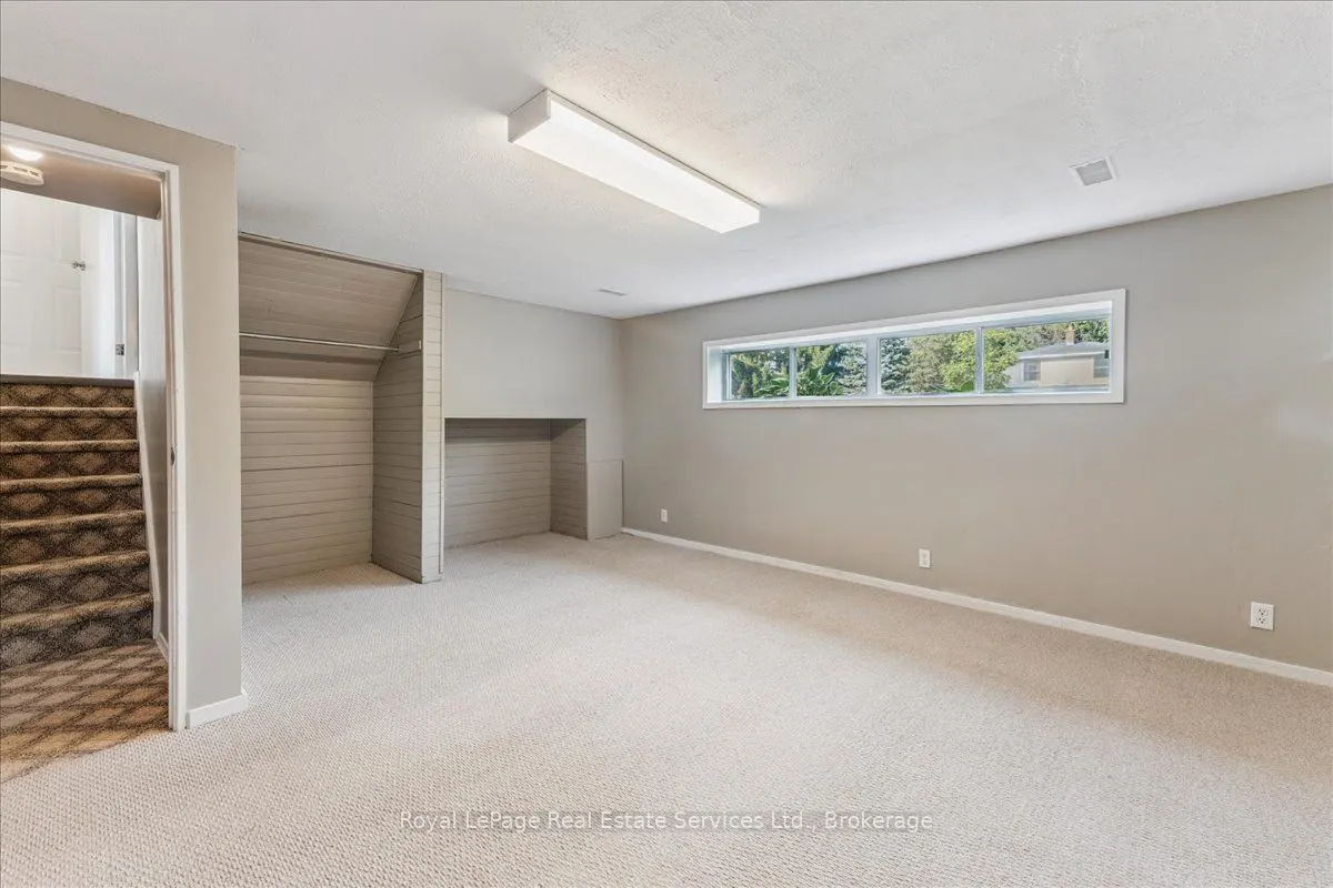 15 Queensdale Crescent