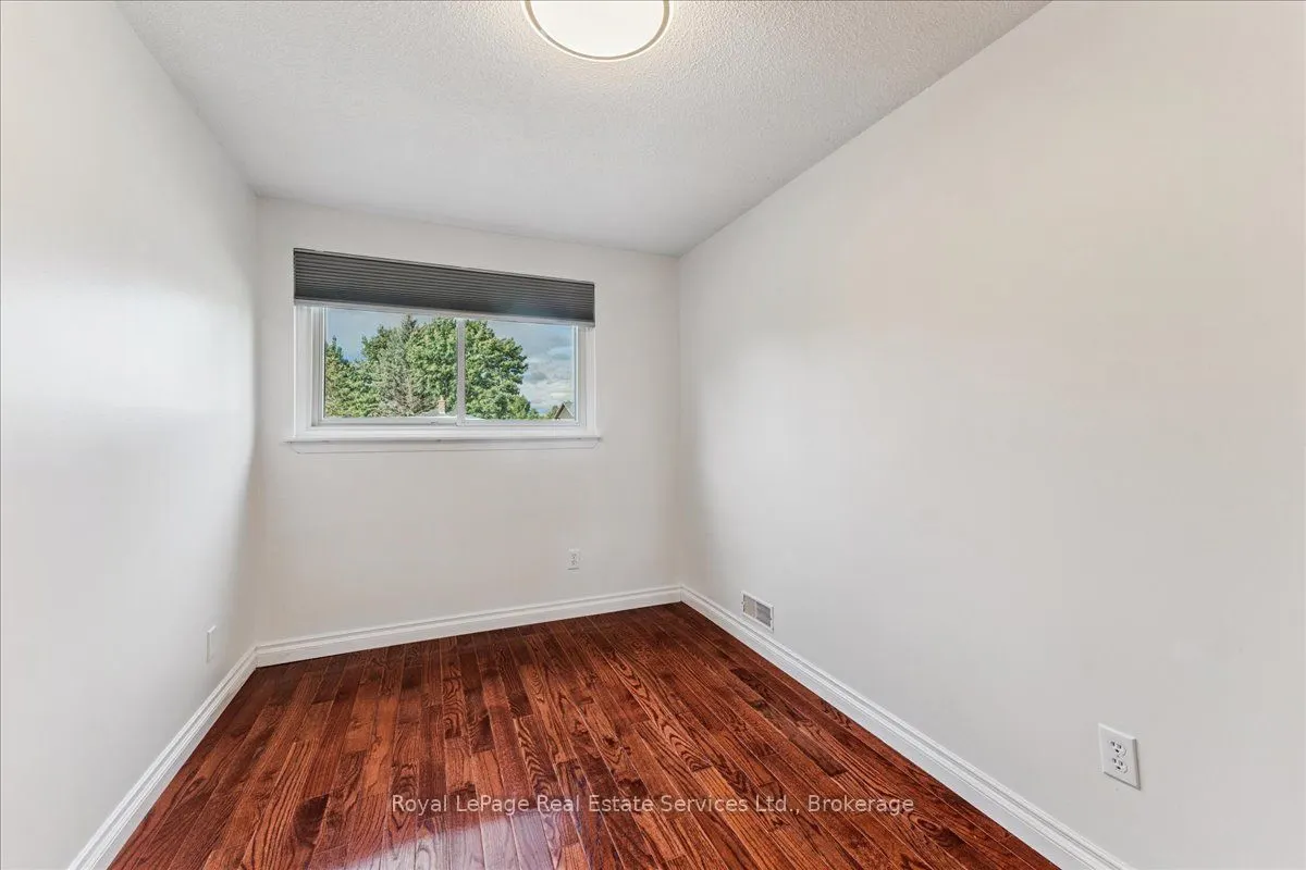 15 Queensdale Crescent