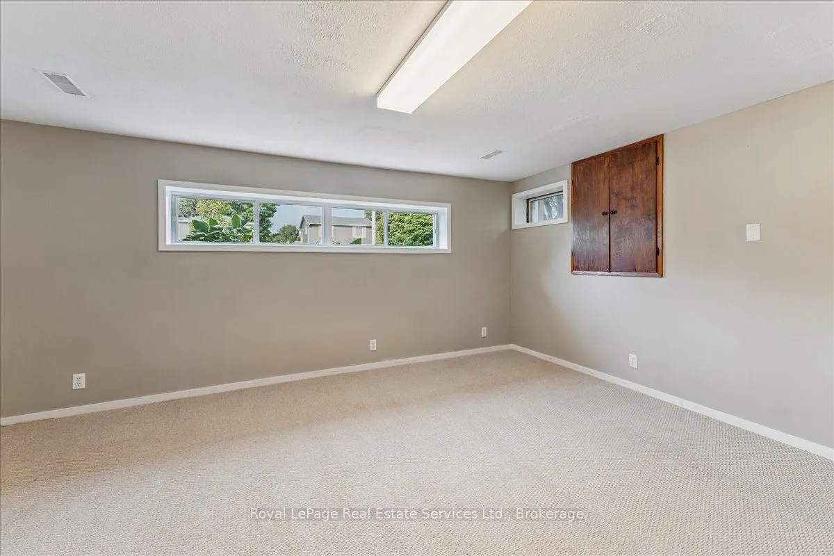 15 Queensdale Crescent