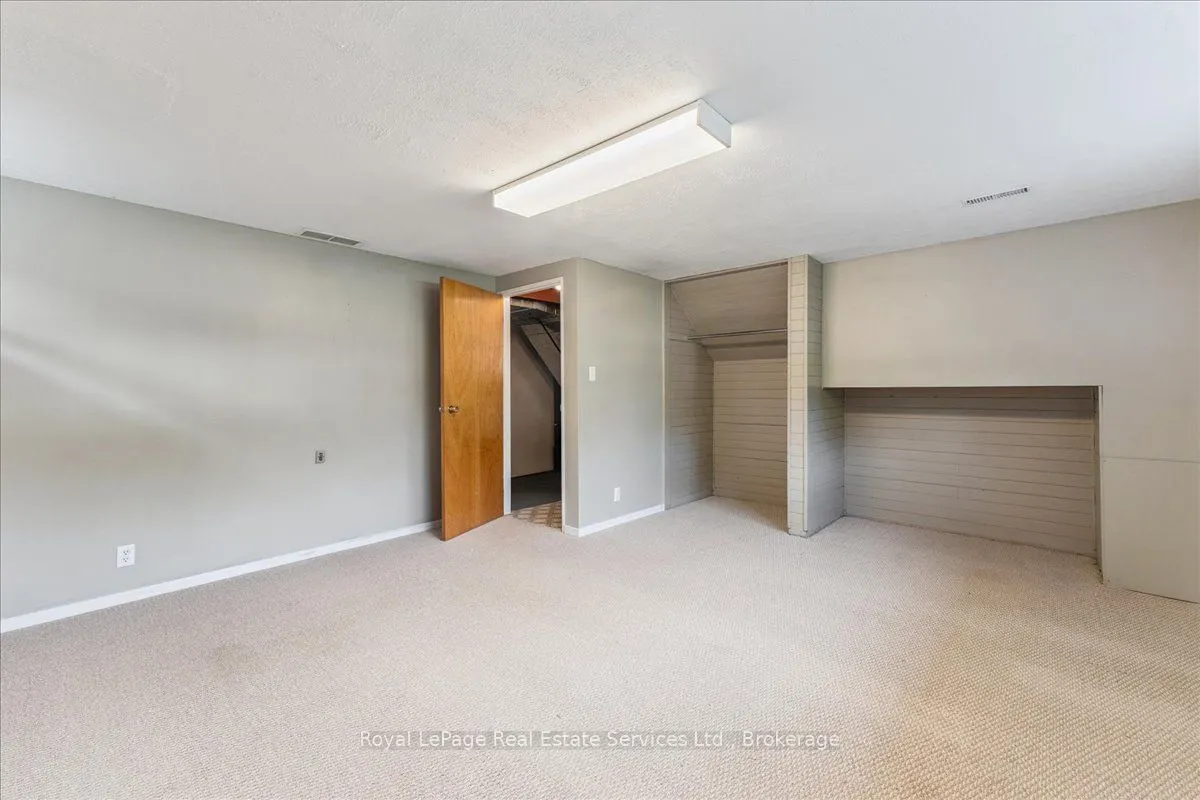 15 Queensdale Crescent