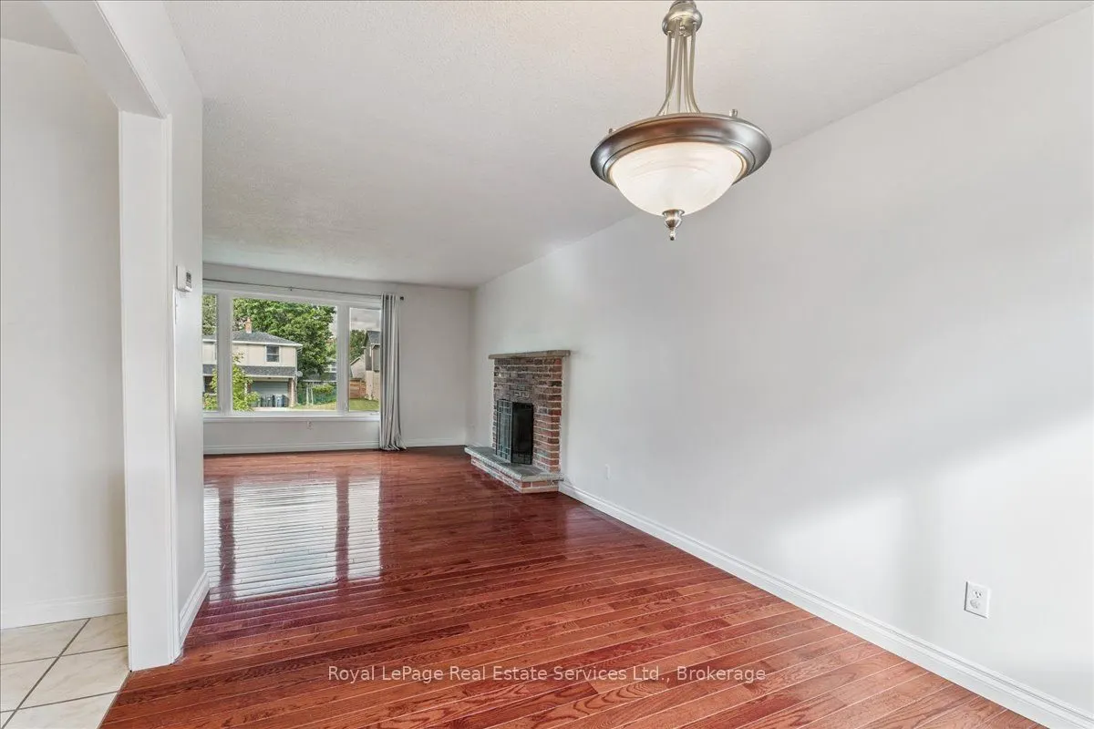 15 Queensdale Crescent
