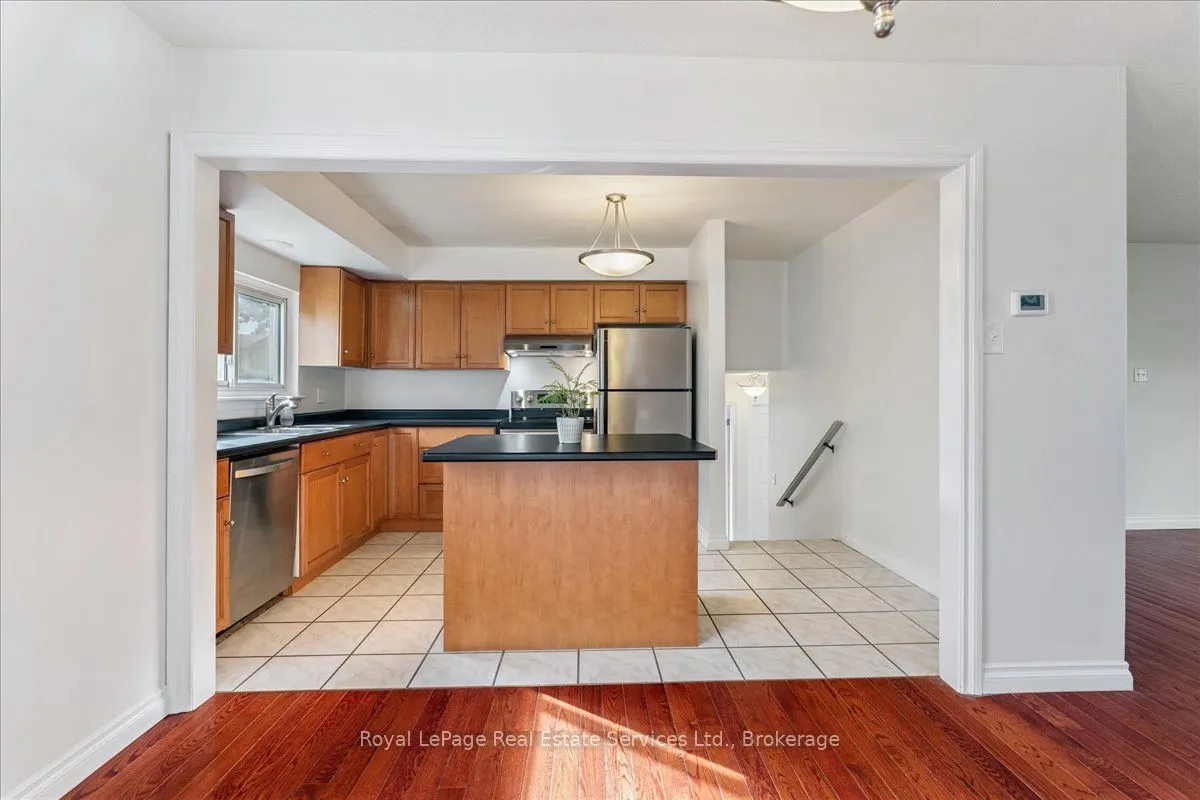 15 Queensdale Crescent
