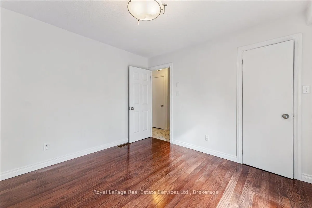 15 Queensdale Crescent
