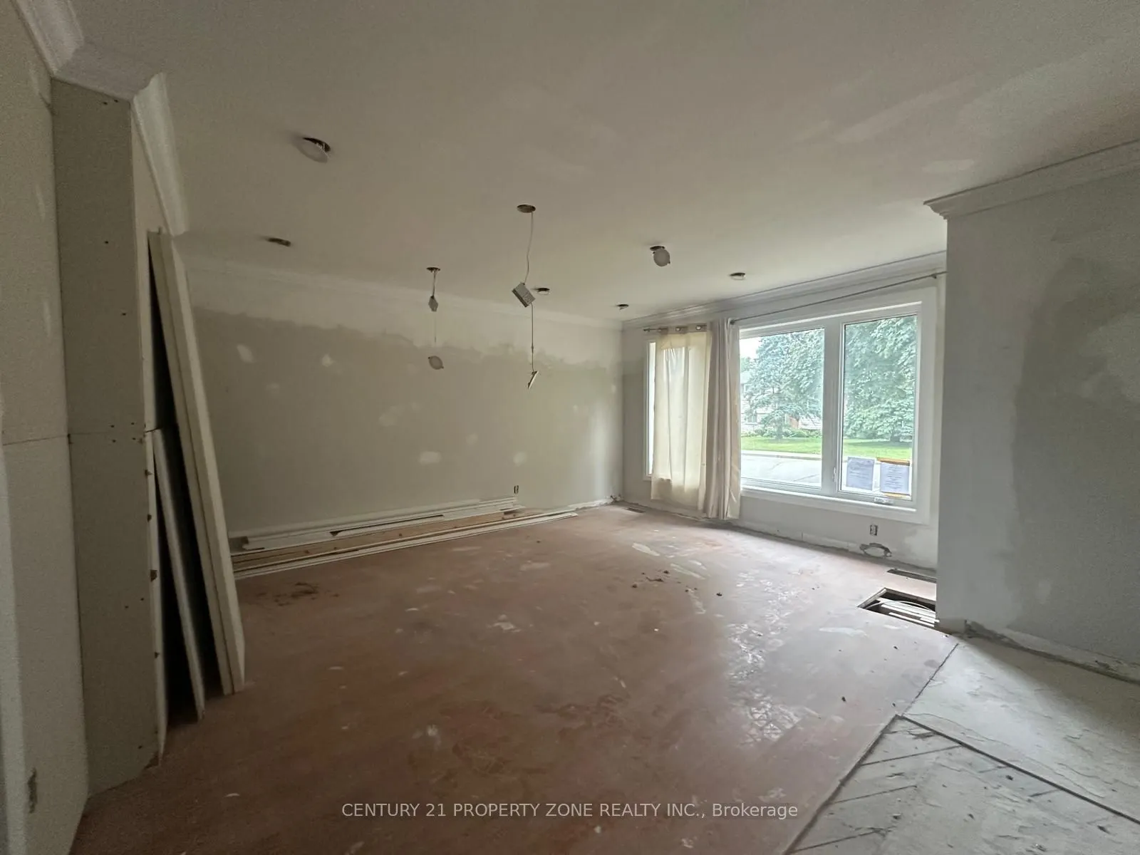 237 Fernwood Crescent
