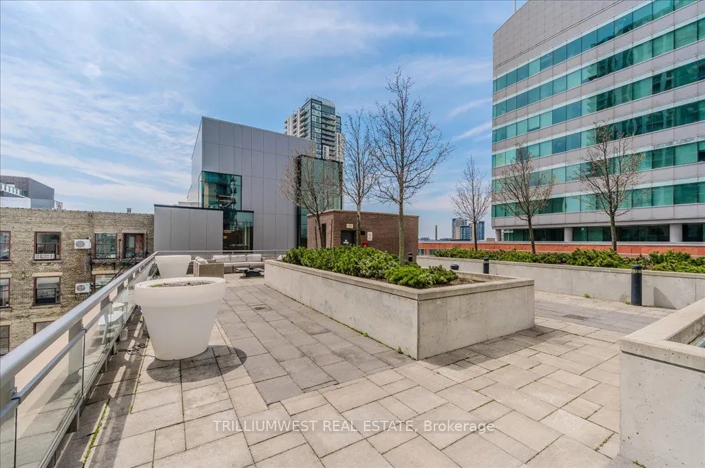 85 Duke Street W, #1702