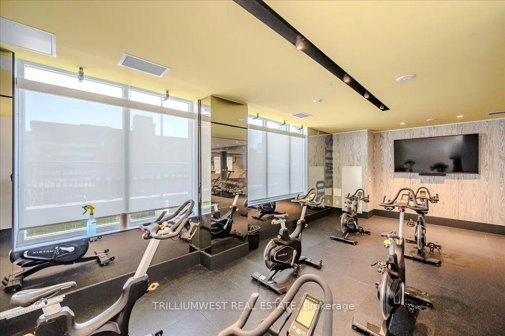 85 Duke Street W, #1702