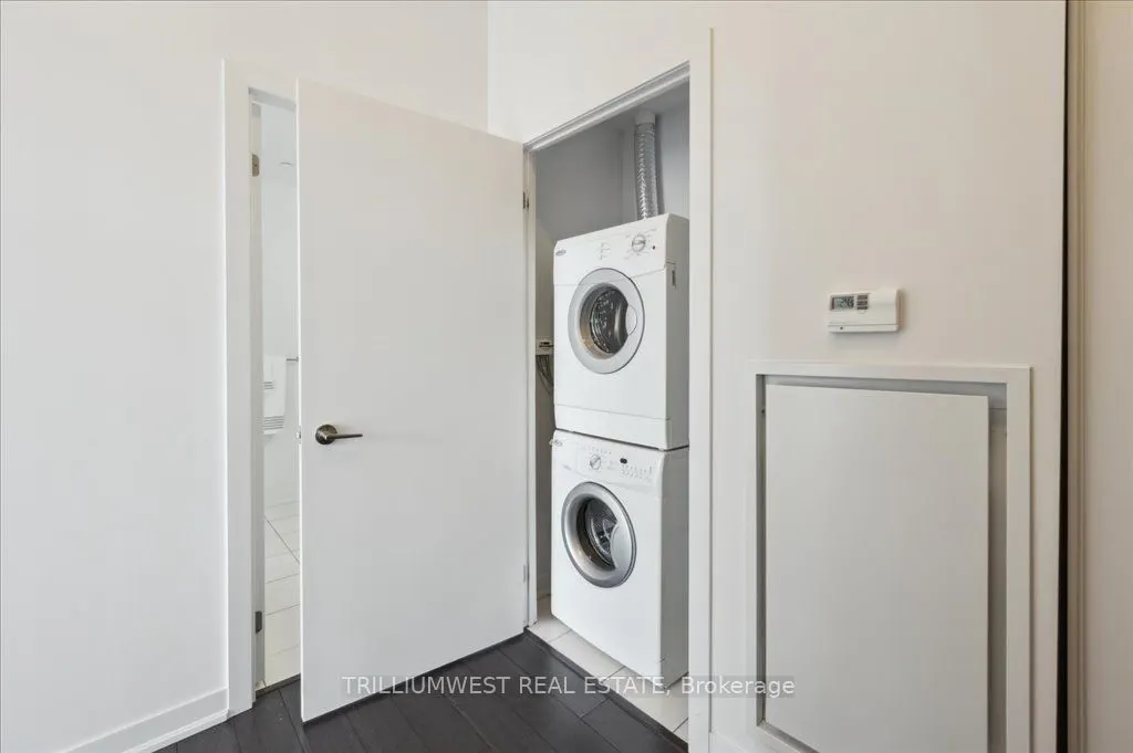 85 Duke Street W, #1702