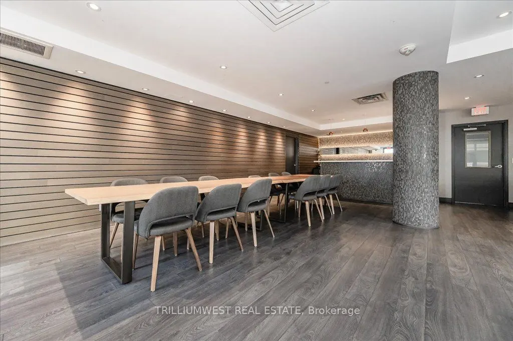 85 Duke Street W, #1702