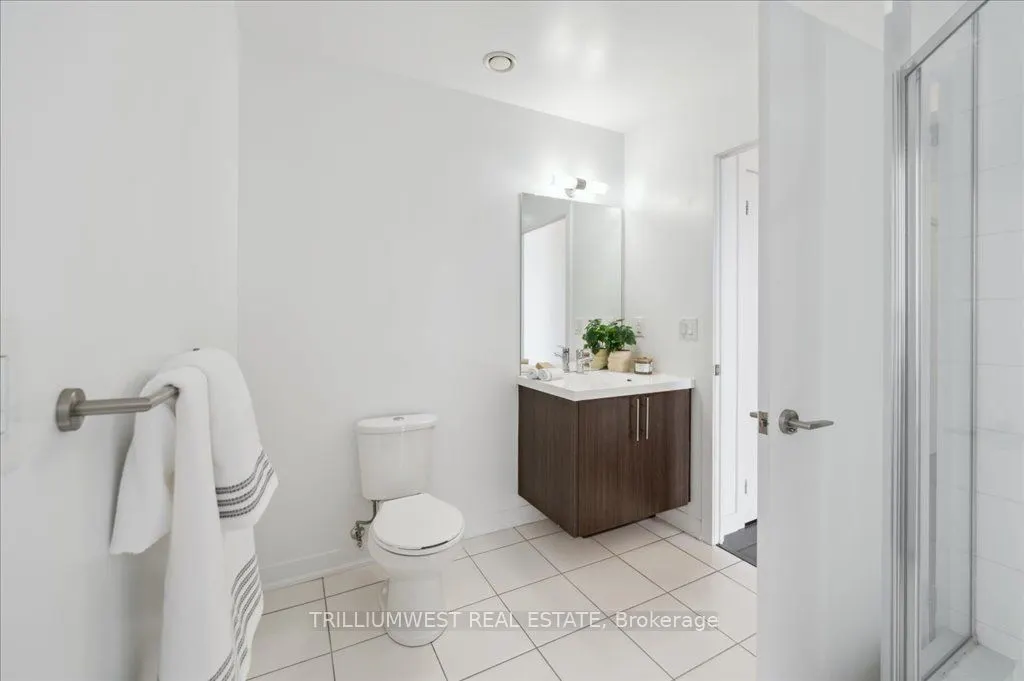 85 Duke Street W, #1702