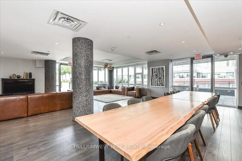 85 Duke Street W, #1702