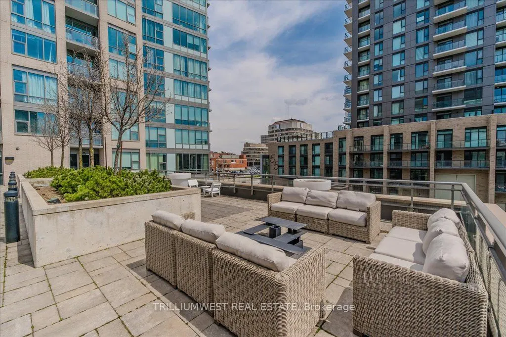 85 Duke Street W, #1702