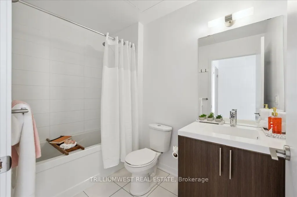 85 Duke Street W, #1702