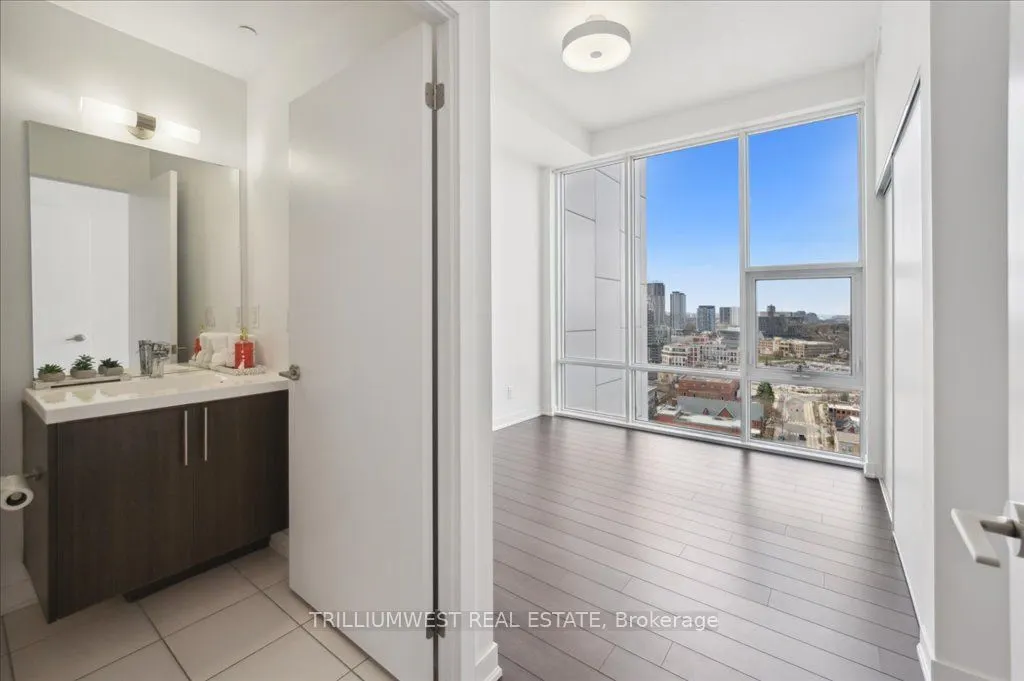 85 Duke Street W, #1702