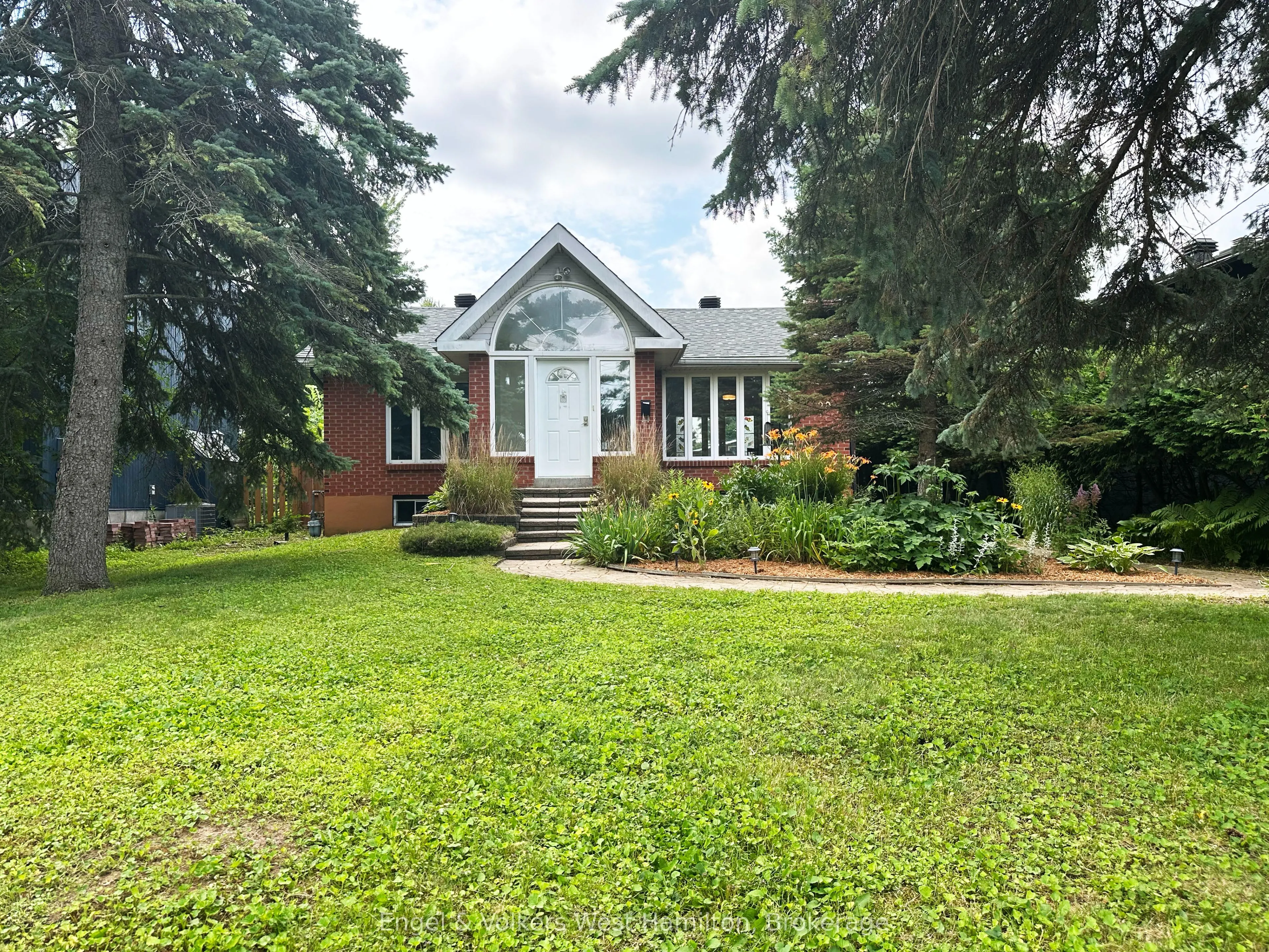 20 Nesbitt Street E