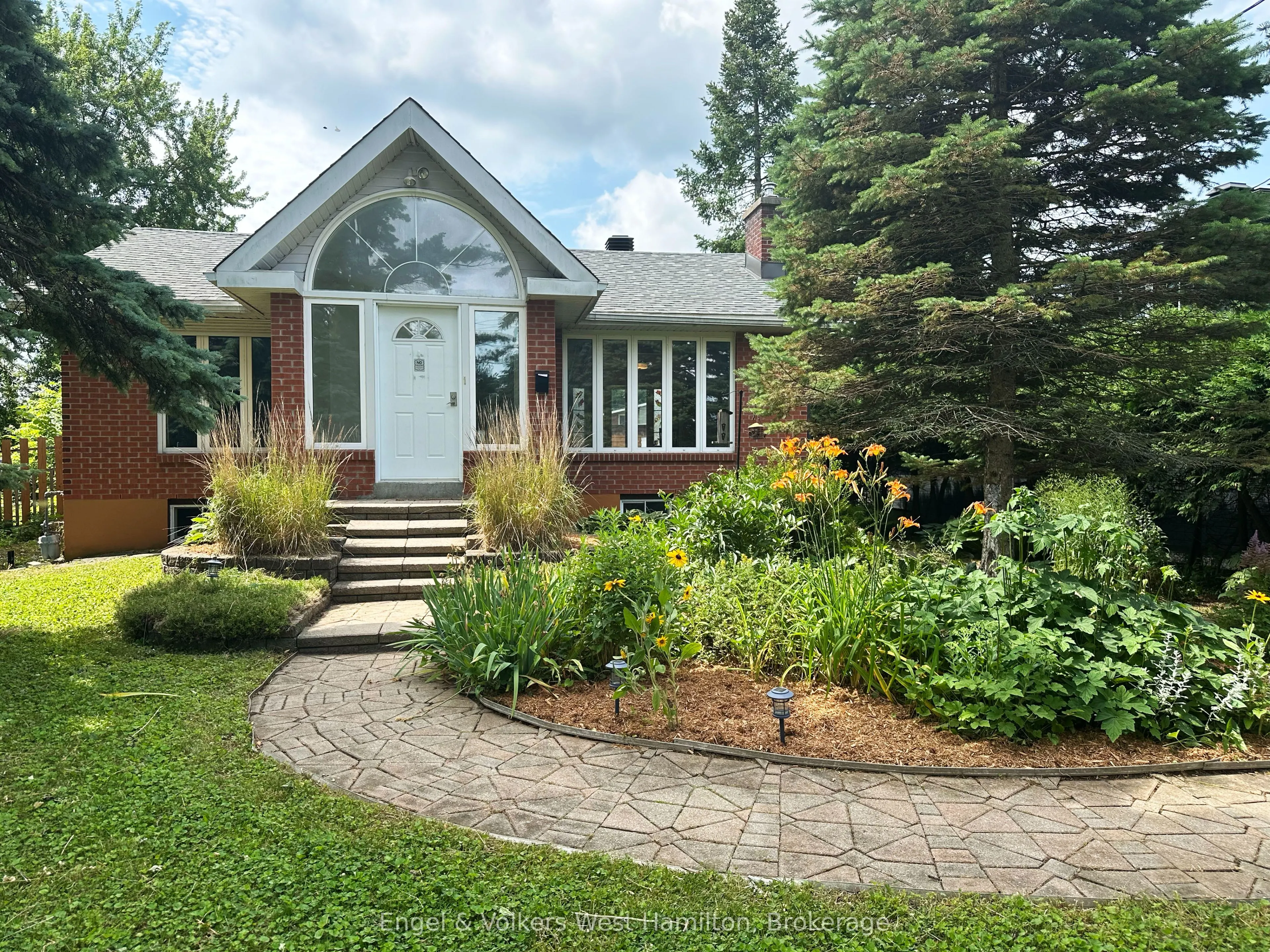 20 Nesbitt Street E