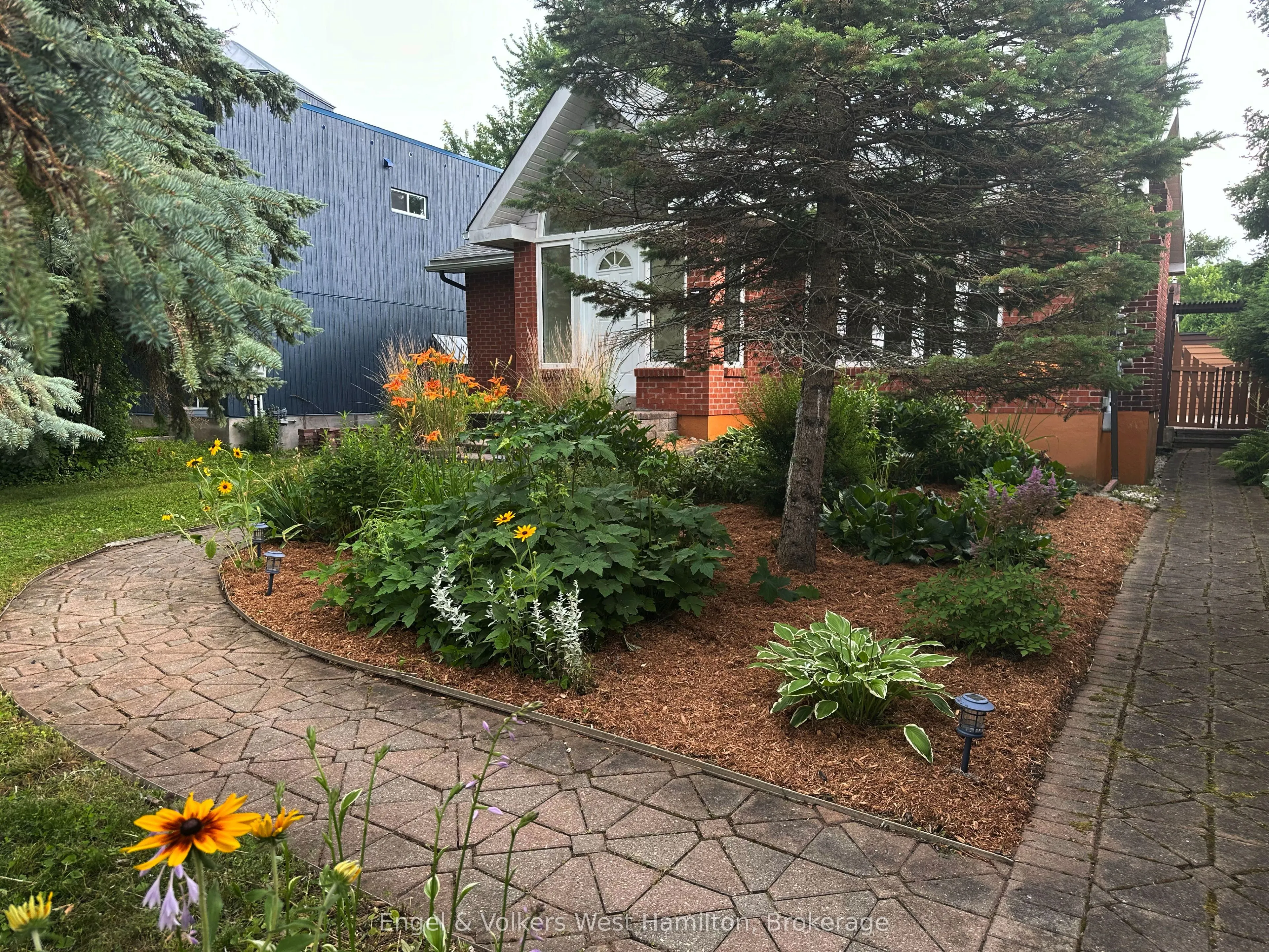 20 Nesbitt Street E