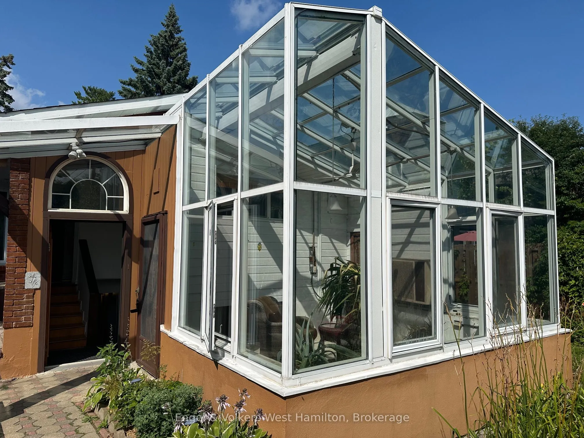20 Nesbitt Street E