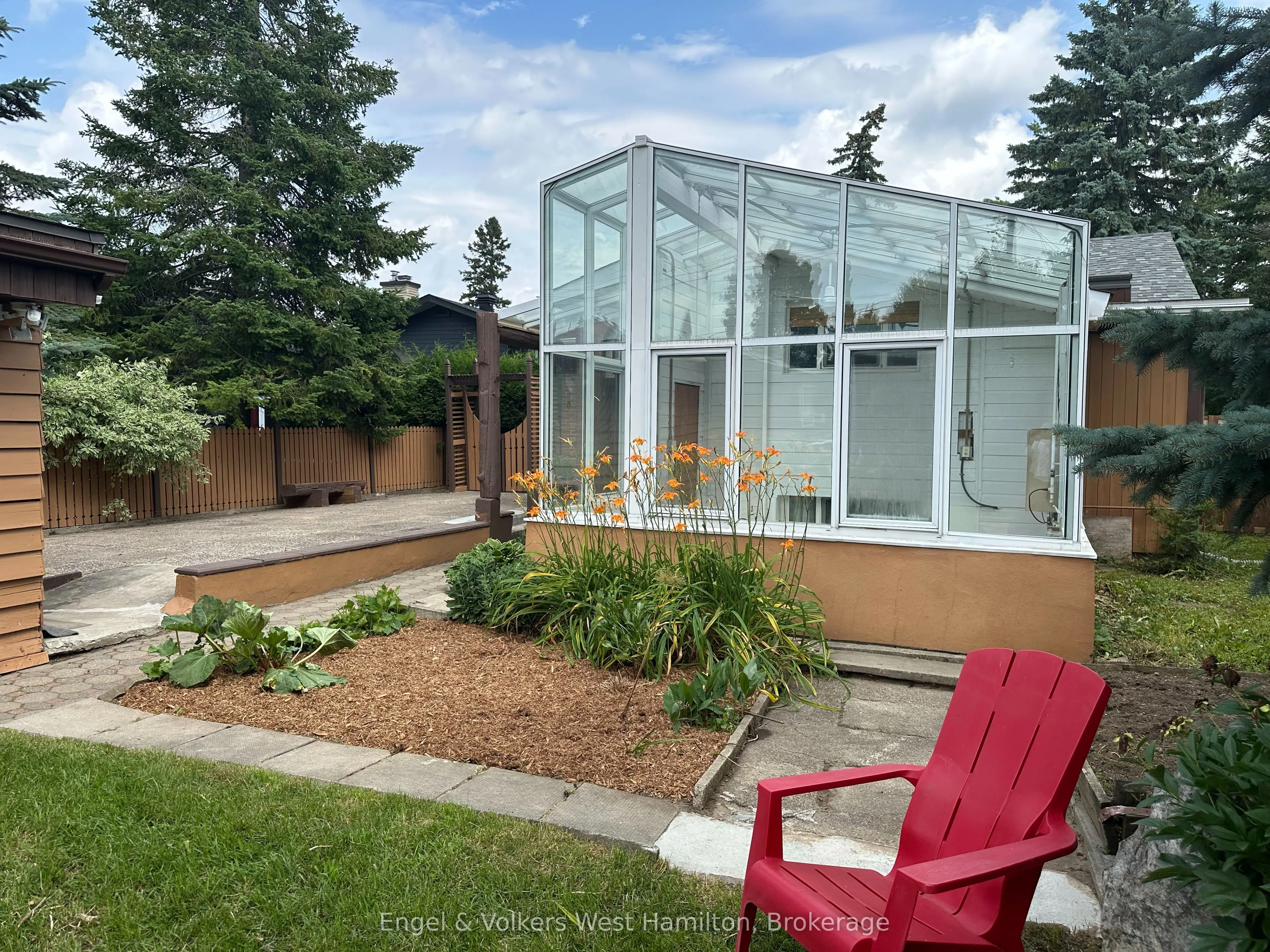 20 Nesbitt Street E