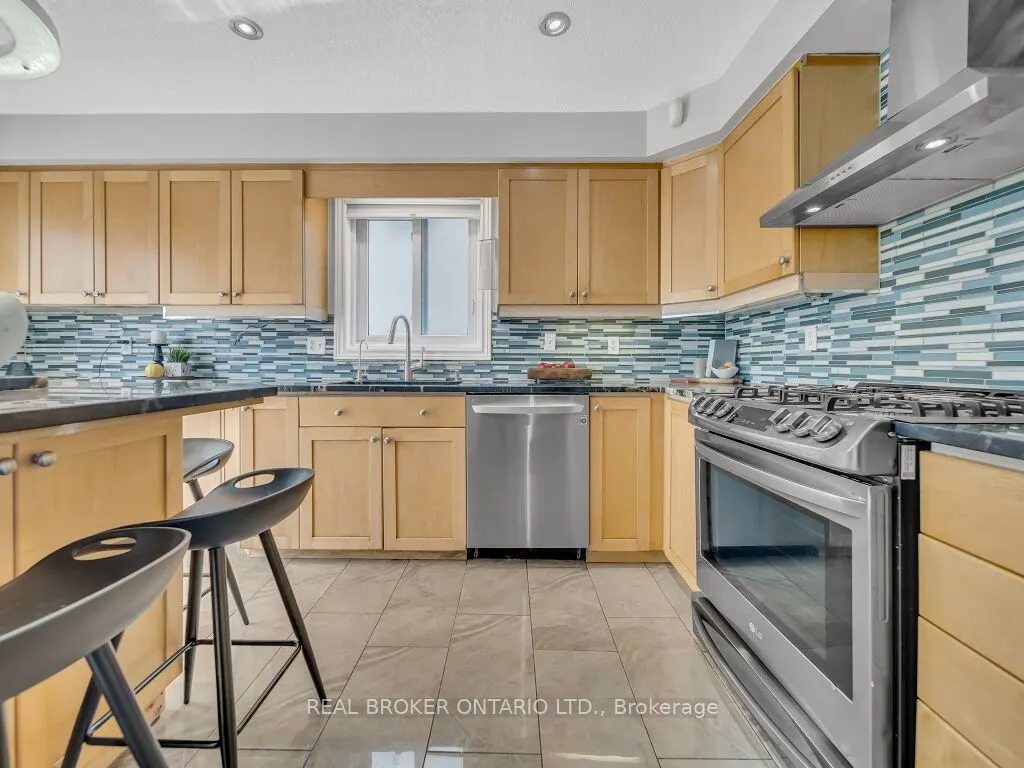 141 Hollyridge Crescent