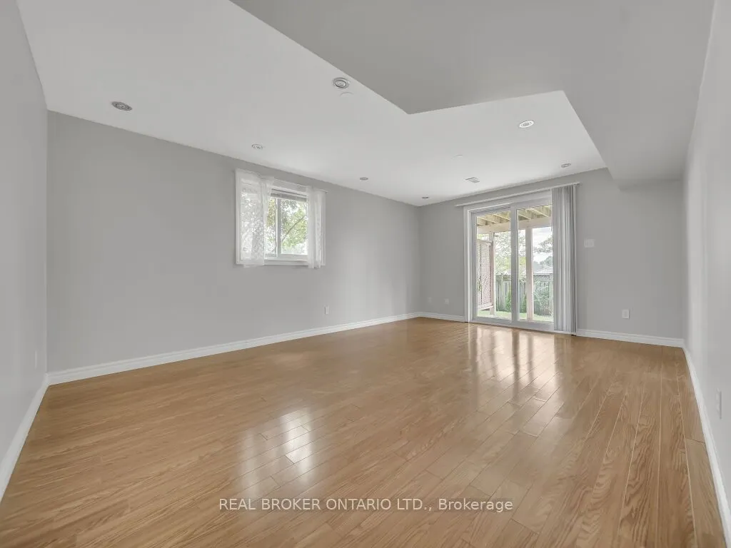 141 Hollyridge Crescent
