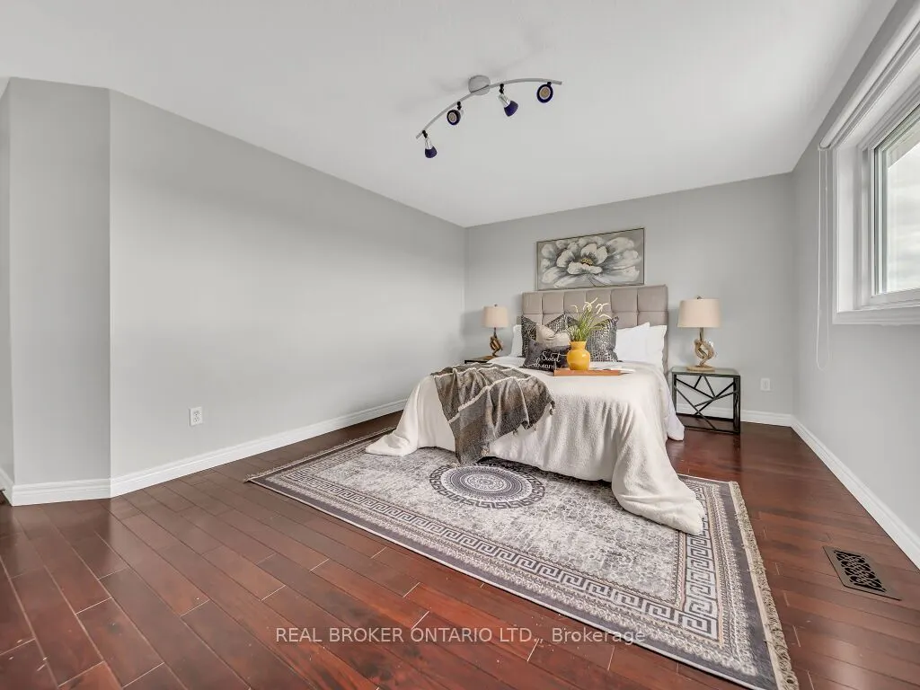 141 Hollyridge Crescent