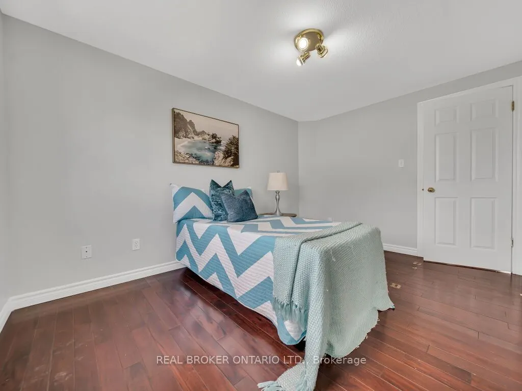 141 Hollyridge Crescent