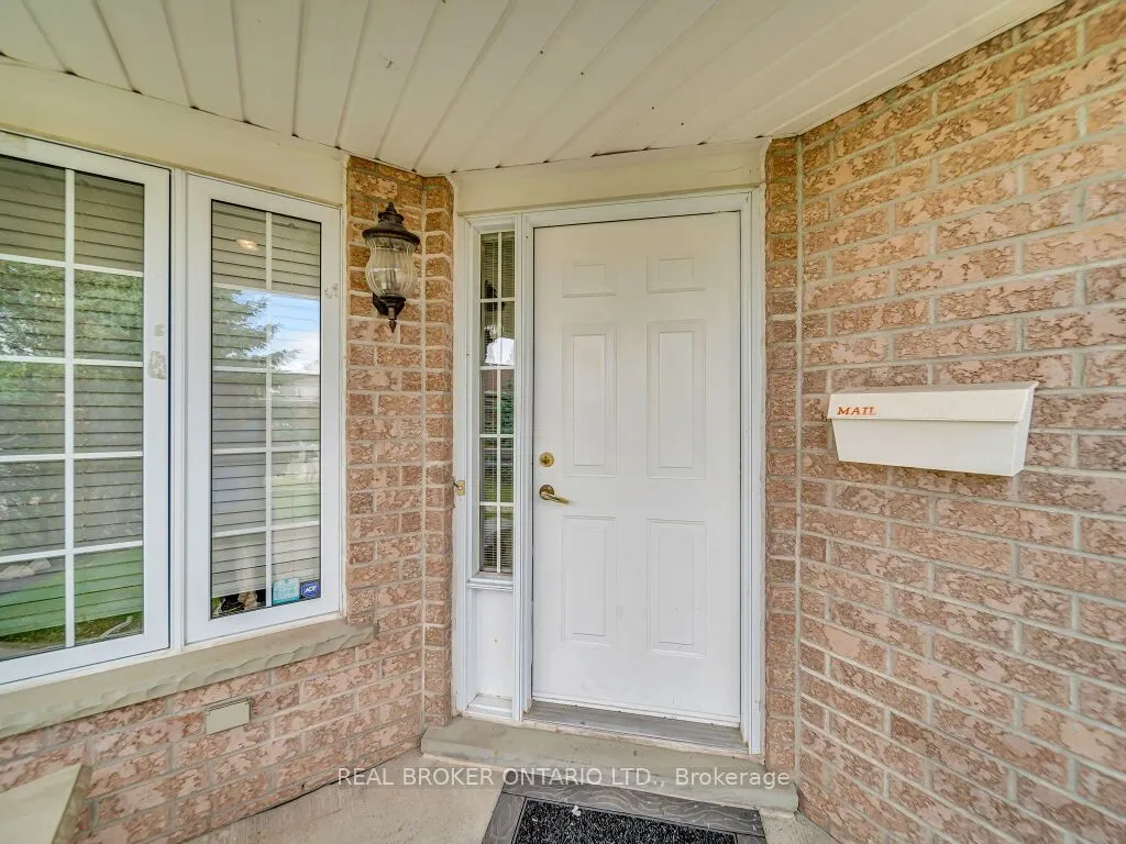 141 Hollyridge Crescent