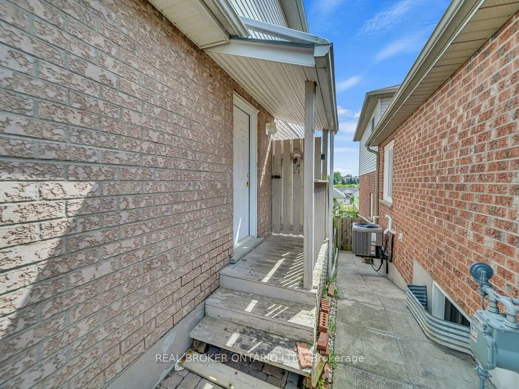 141 Hollyridge Crescent