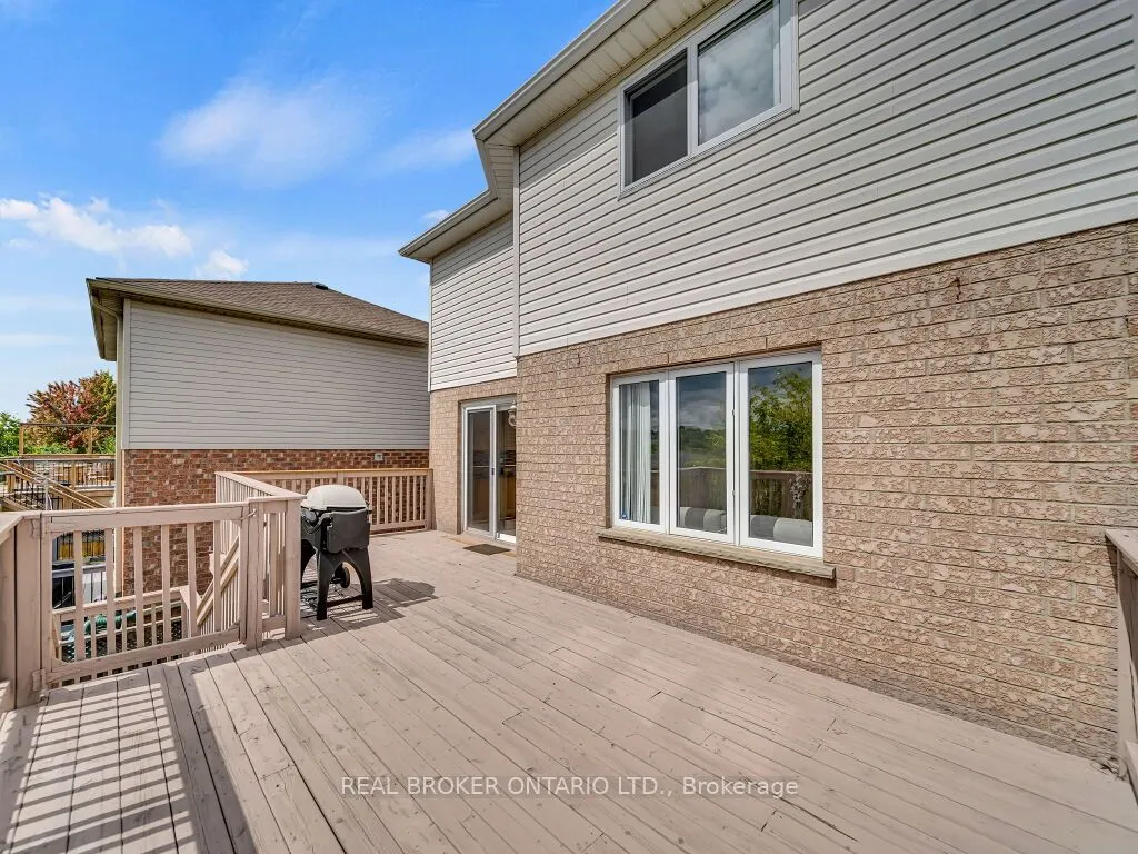 141 Hollyridge Crescent