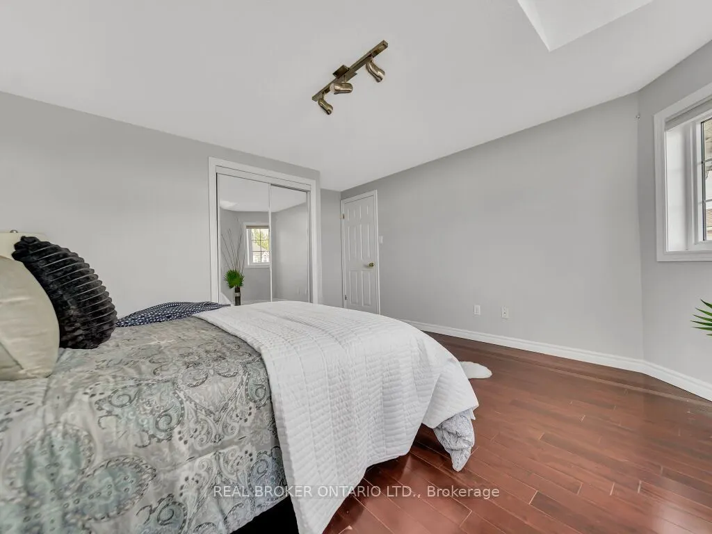 141 Hollyridge Crescent