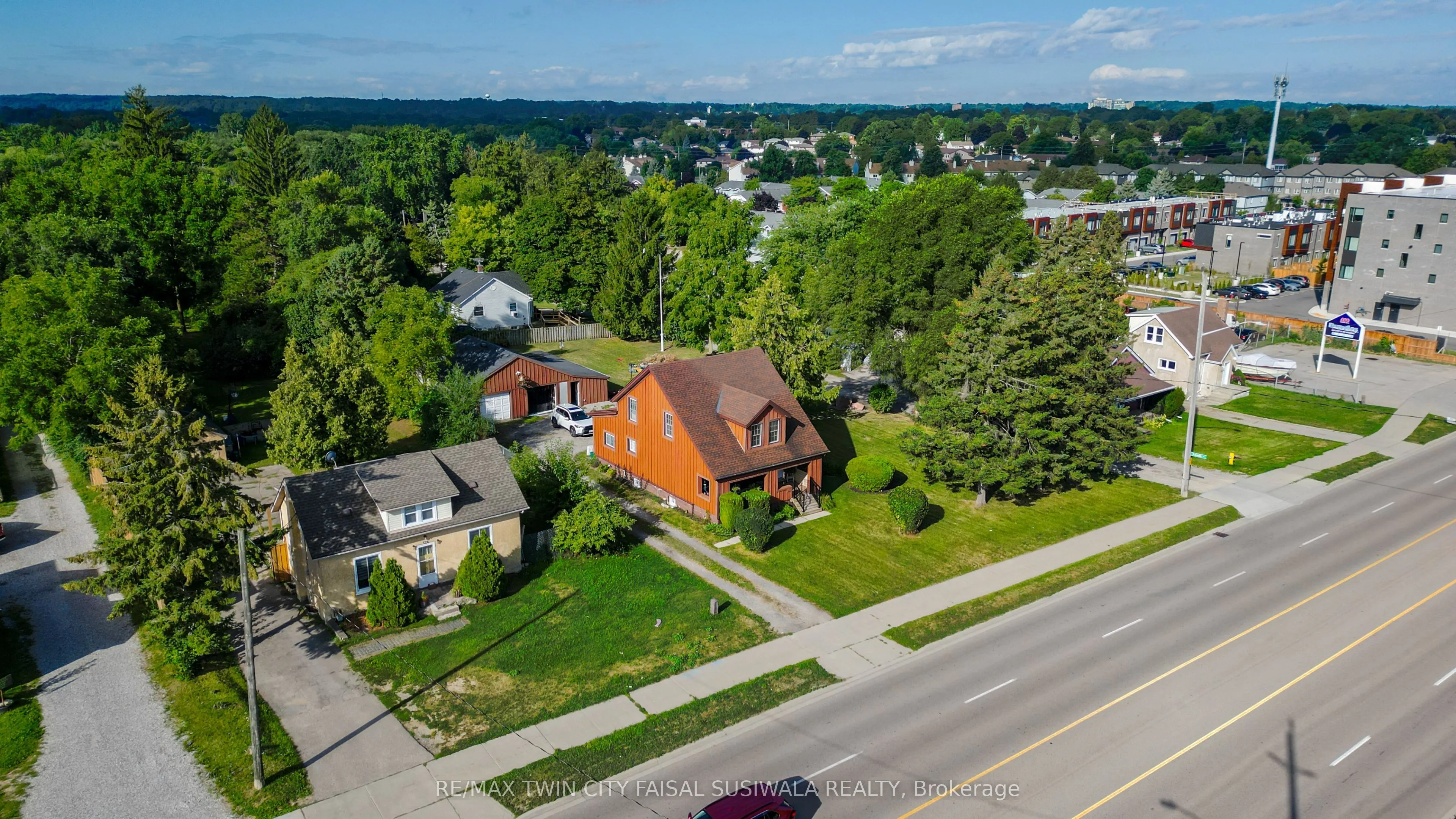 500 DUNDAS Street S