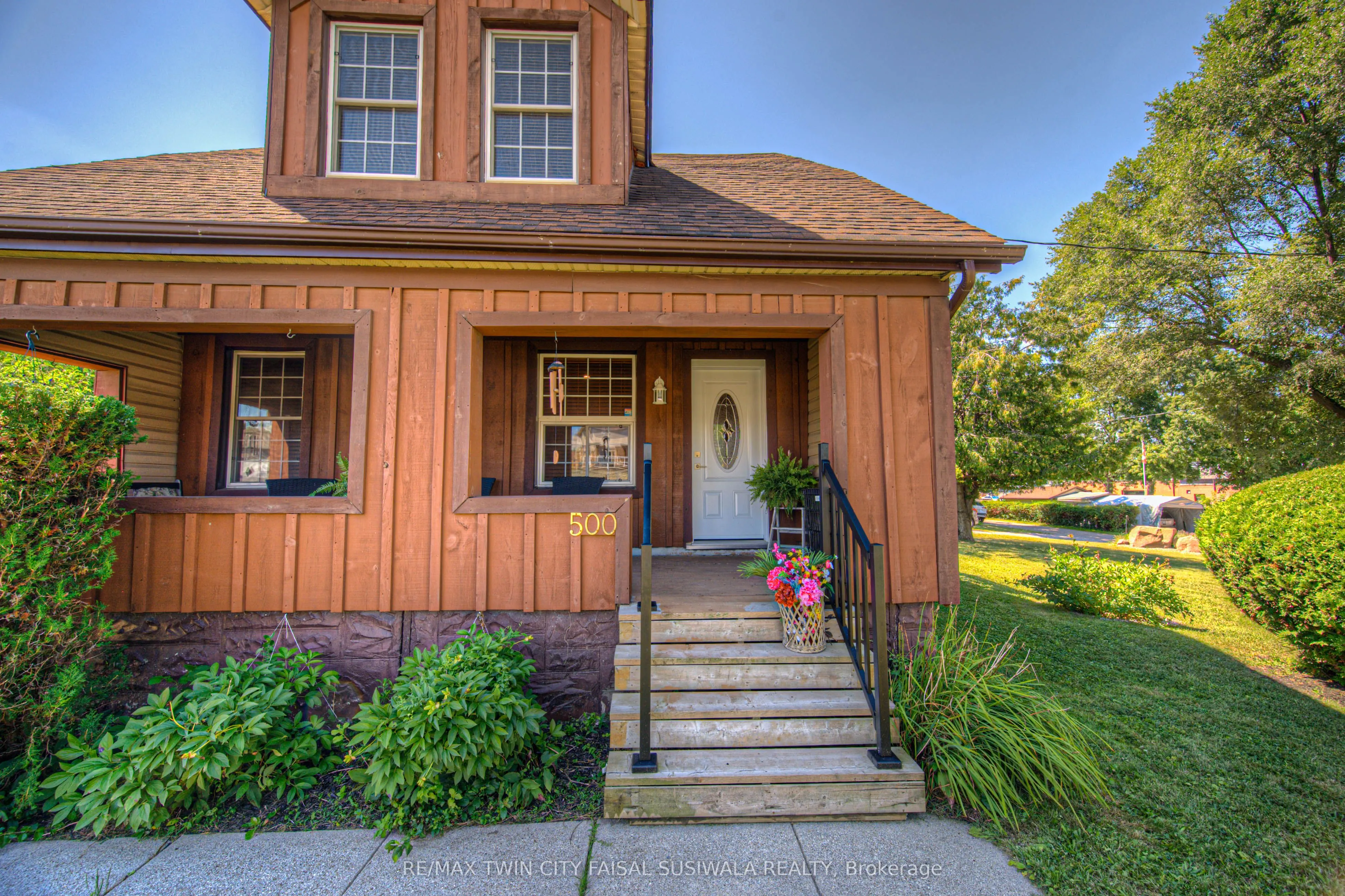 500 DUNDAS Street S