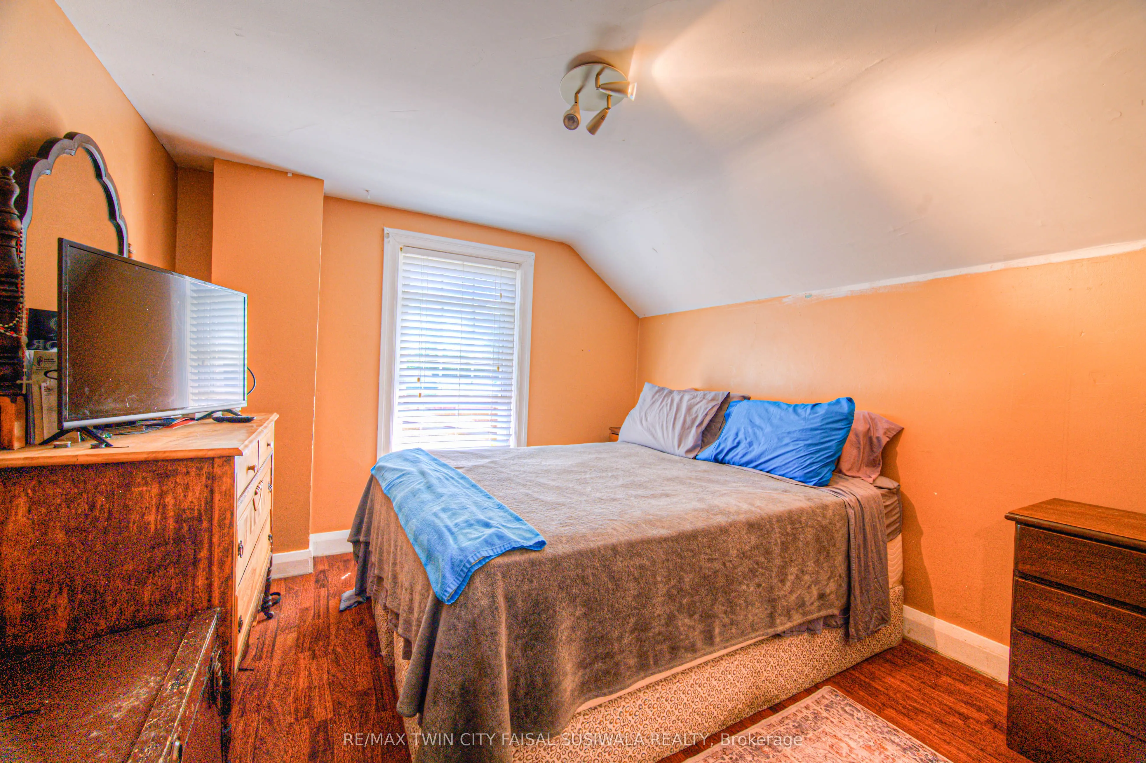 500 DUNDAS Street S