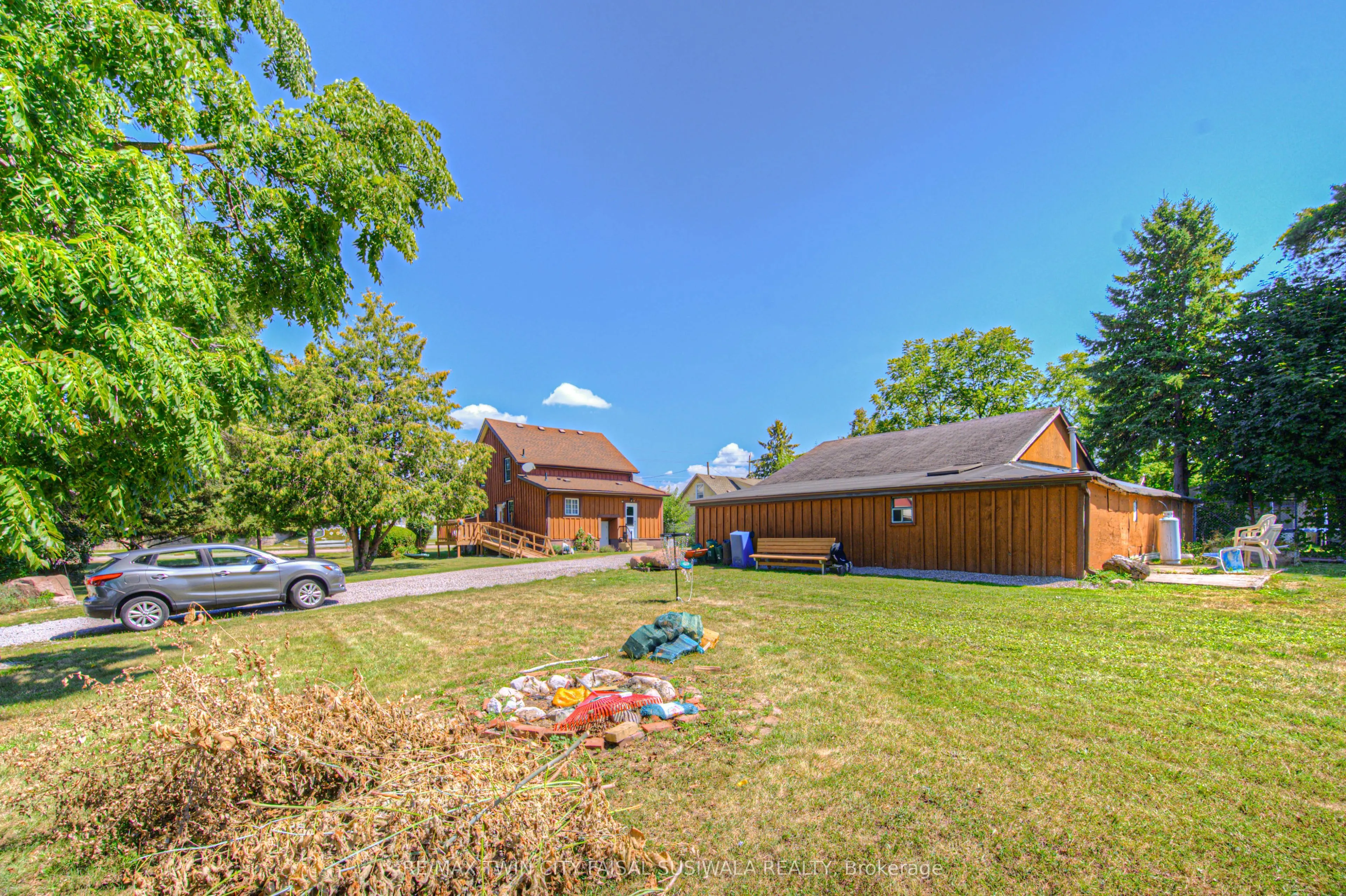 500 DUNDAS Street S