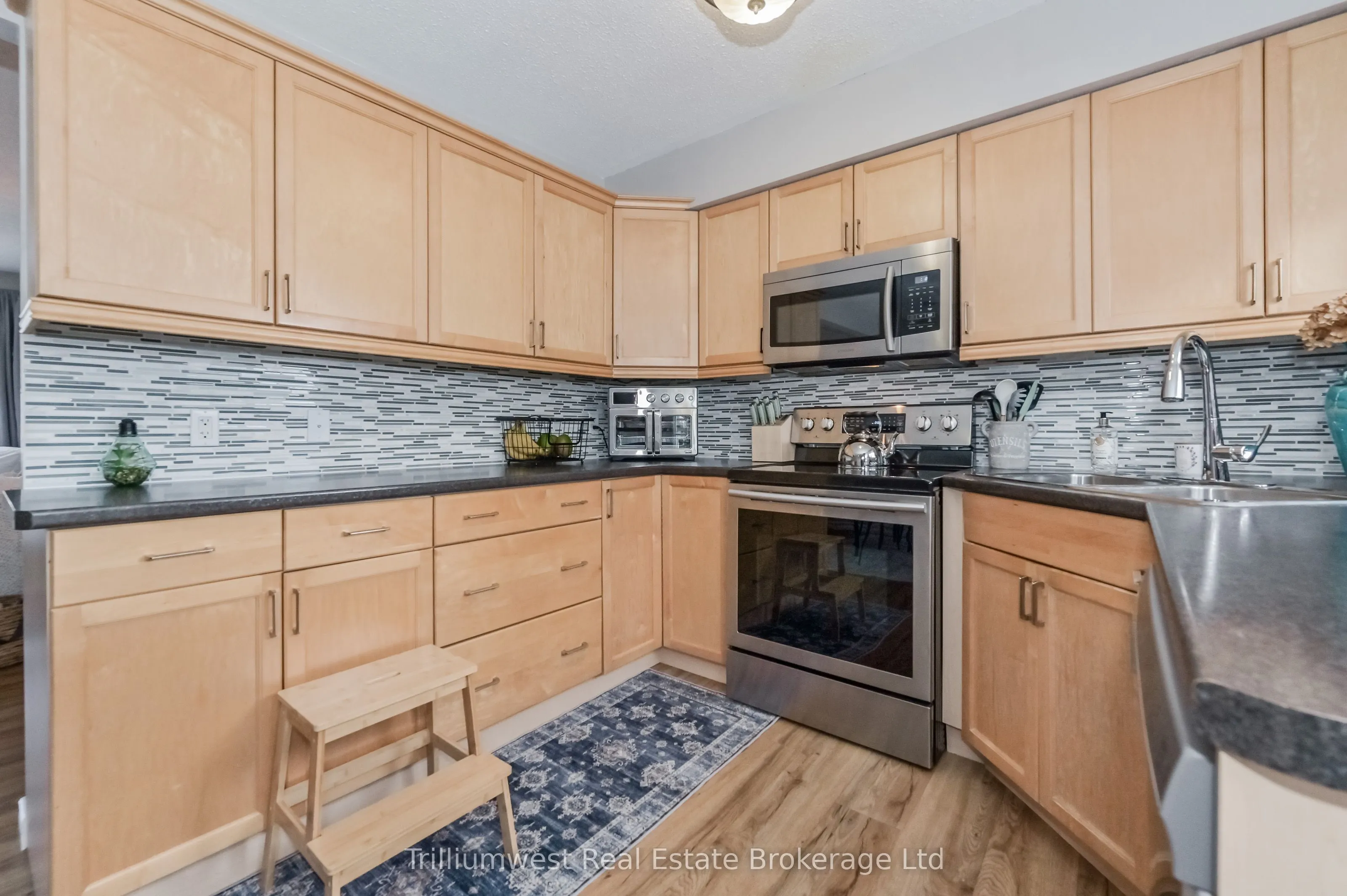 350 Wellington Street W