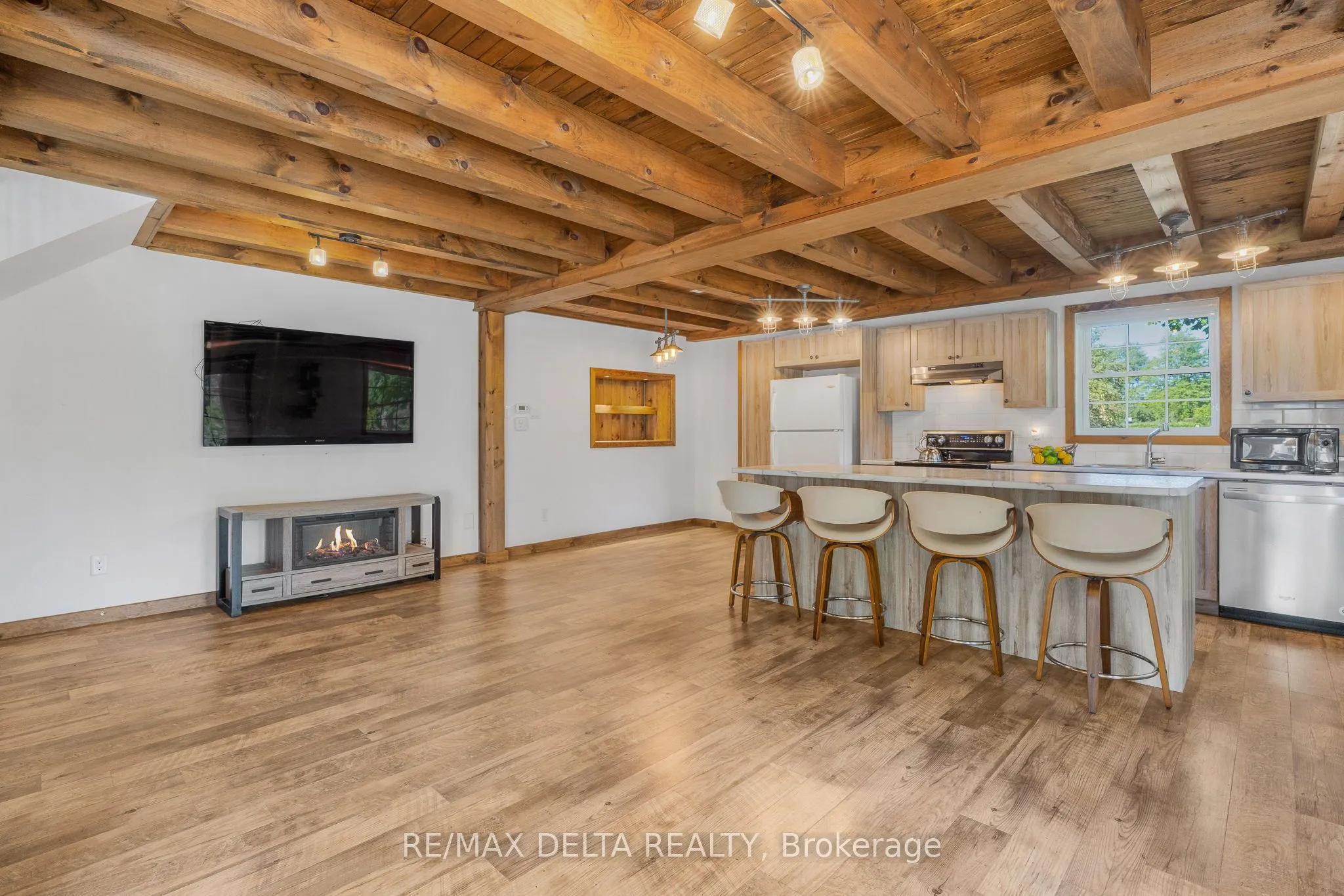 455 Front Road W