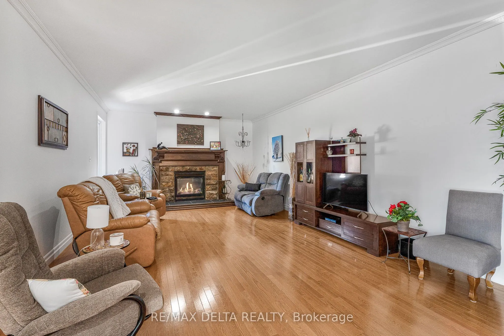 455 Front Road W