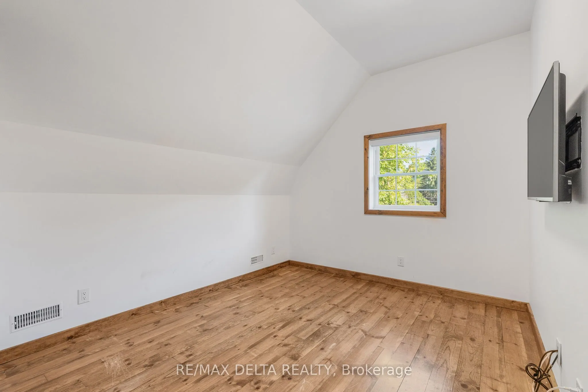 455 Front Road W