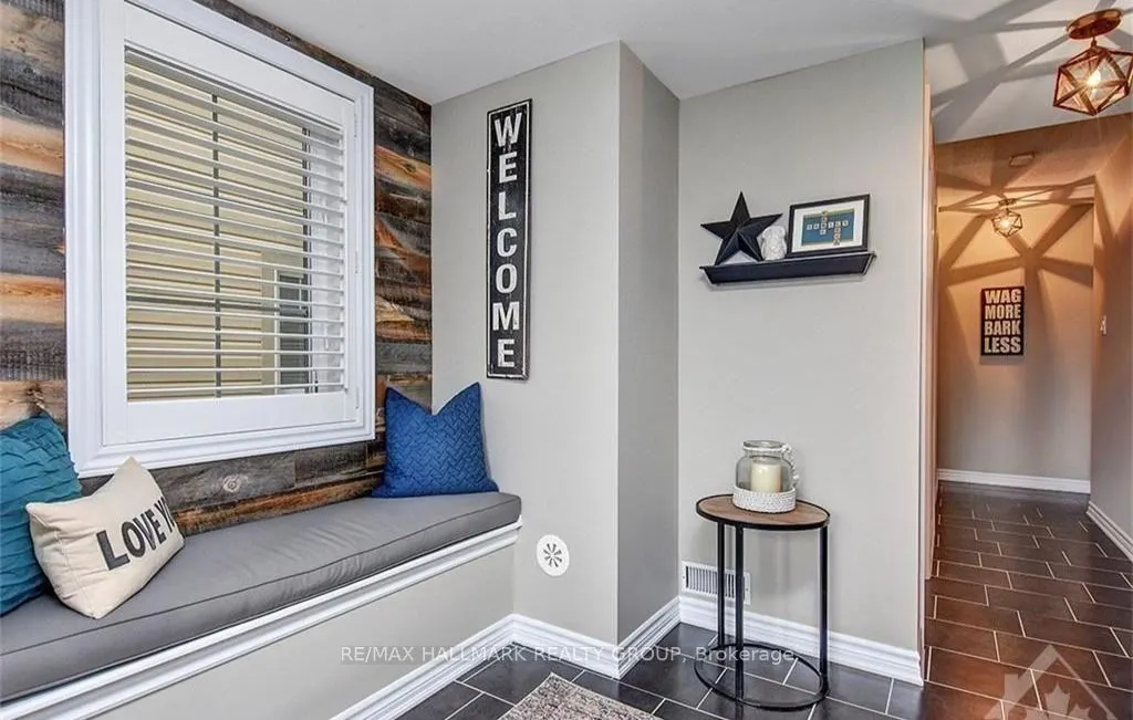 445 Meadowhawk Crescent